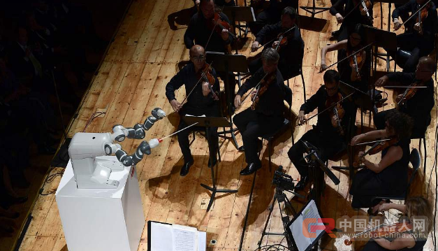 意大利一乐团演奏 由机器人担任乐队指挥