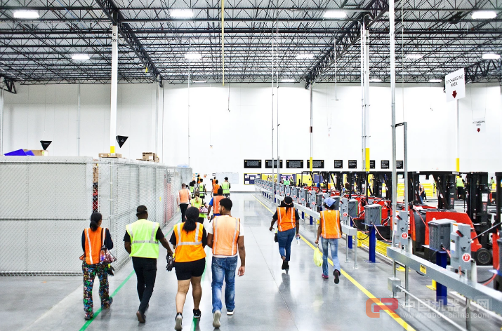 亚马逊仓库雇用机器人大军，没被裁的员工都去做什么了？