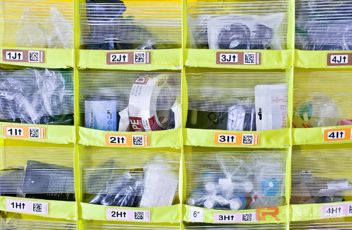 亚马逊仓库雇用机器人大军，没被裁的员工都去做什么了？