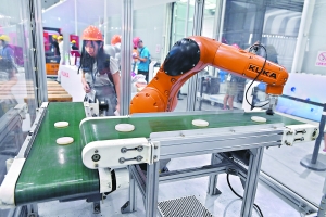 库卡智能机器人再升级