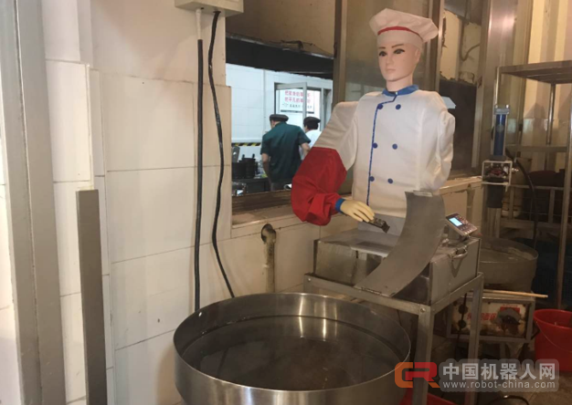 苏州大学食堂启用刀削面机器人 削的面更筋道
