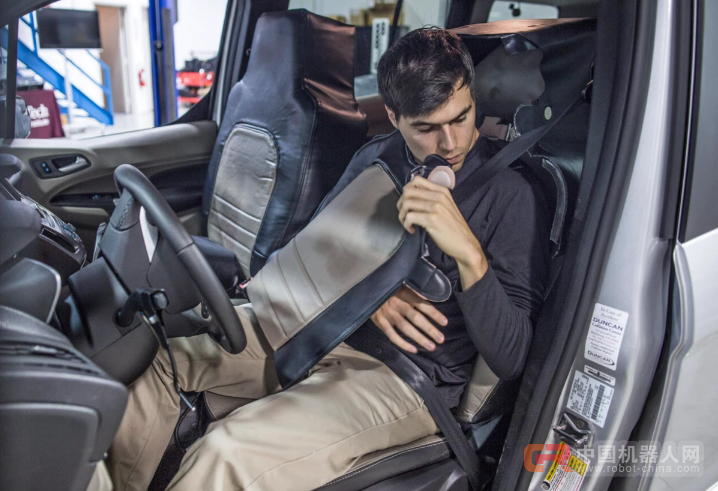 为了让你和自动驾驶汽车和平共处，福特让驾驶员伪装成了前排座椅