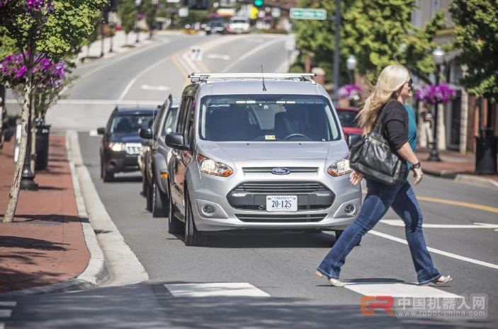 为了让你和自动驾驶汽车和平共处，福特让驾驶员伪装成了前排座椅
