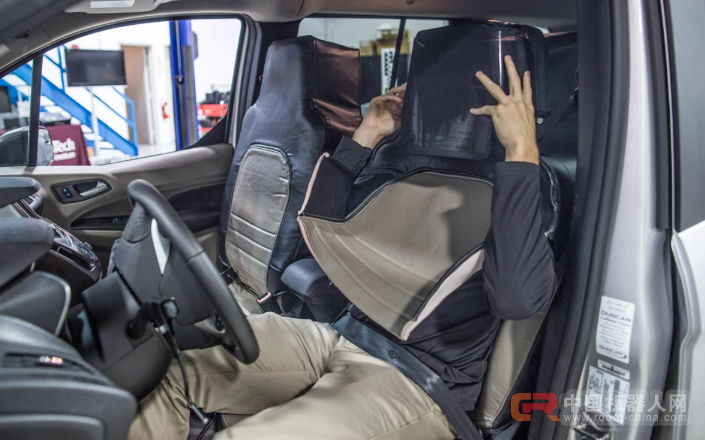为了让你和自动驾驶汽车和平共处，福特让驾驶员伪装成了前排座椅