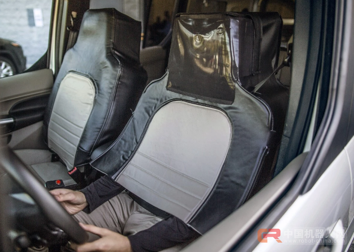 为了让你和自动驾驶汽车和平共处，福特让驾驶员伪装成了前排座椅