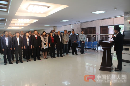 延安中院“新员工”智能导诉机器人“圣地小法”上岗