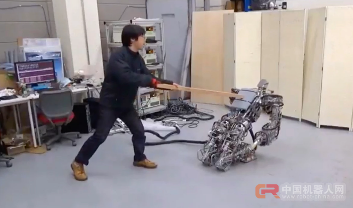 这些机器人从哪里跌倒就从哪里爬起来,不用人帮忙!