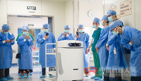 医院配送机器人来了！会说话会自己开门坐电梯