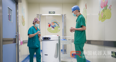 医院配送机器人来了！会说话会自己开门坐电梯
