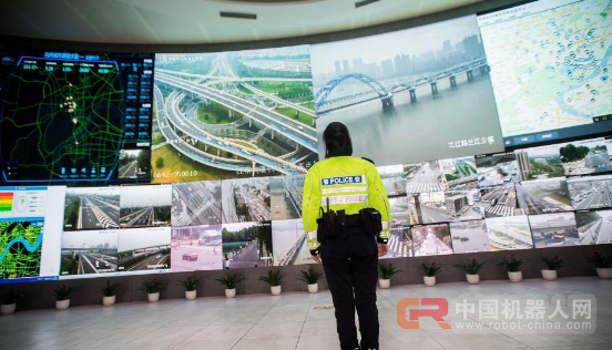 女交警与人工智能做搭档 成全国第一人