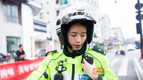 女交警与人工智能做搭档 成全国第一人
