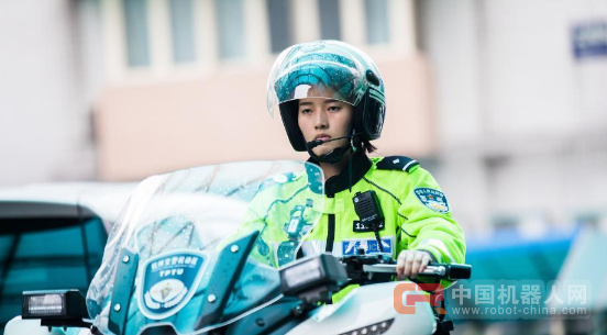 女交警与人工智能做搭档 成全国第一人
