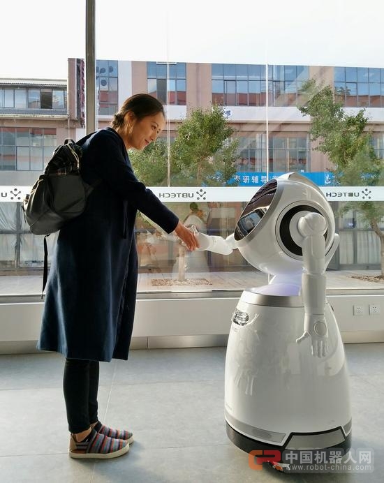 智能人形服务机器人Cruzr在滇下线并量产