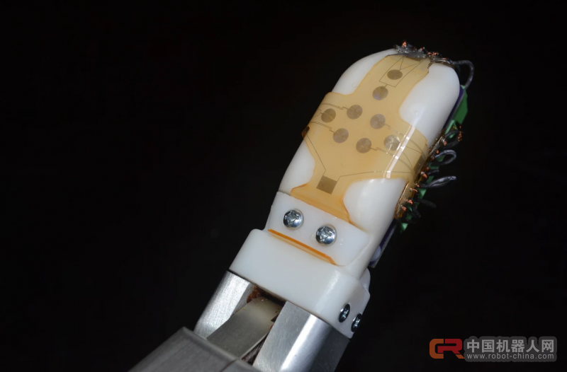 这种带有传感器的皮肤，可以让机器人拥有像人类一样灵敏的触觉