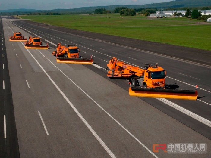 [图]戴姆勒展示无人驾驶机场扫雪车