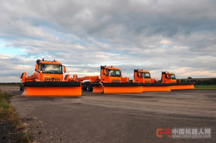 [图]戴姆勒展示无人驾驶机场扫雪车
