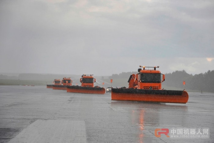 [图]戴姆勒展示无人驾驶机场扫雪车