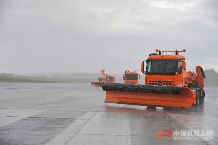 [图]戴姆勒展示无人驾驶机场扫雪车
