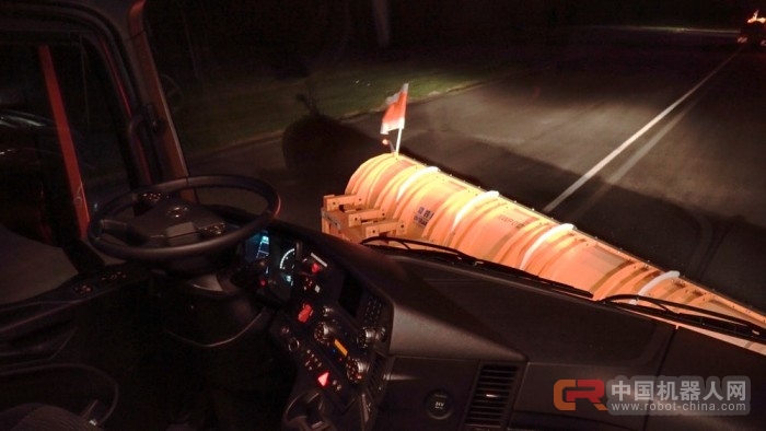 [图]戴姆勒展示无人驾驶机场扫雪车