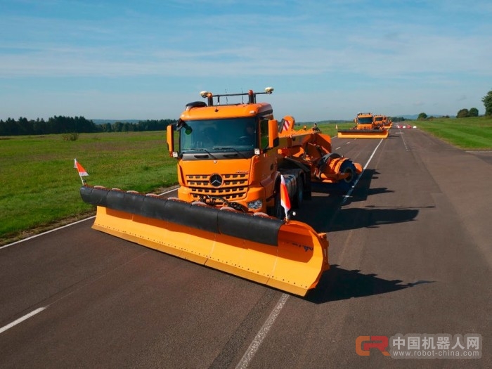 [图]戴姆勒展示无人驾驶机场扫雪车