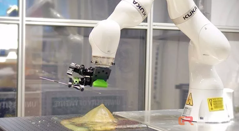 橙色的 KUKA,和 TA 的粉红丝带