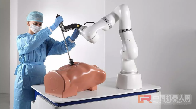 橙色的 KUKA,和 TA 的粉红丝带