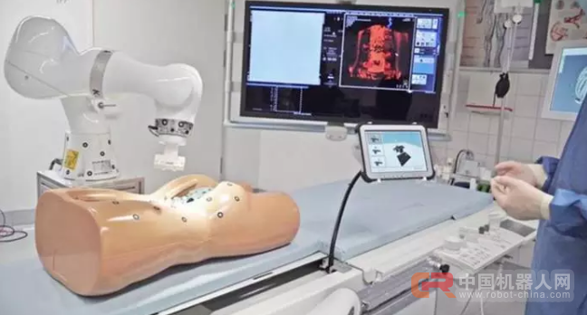 橙色的 KUKA,和 TA 的粉红丝带