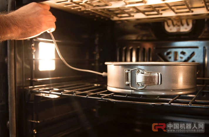 知道你在做什么饭的烤箱,能帮你切菜的机器人手臂,欢迎走进未来厨房