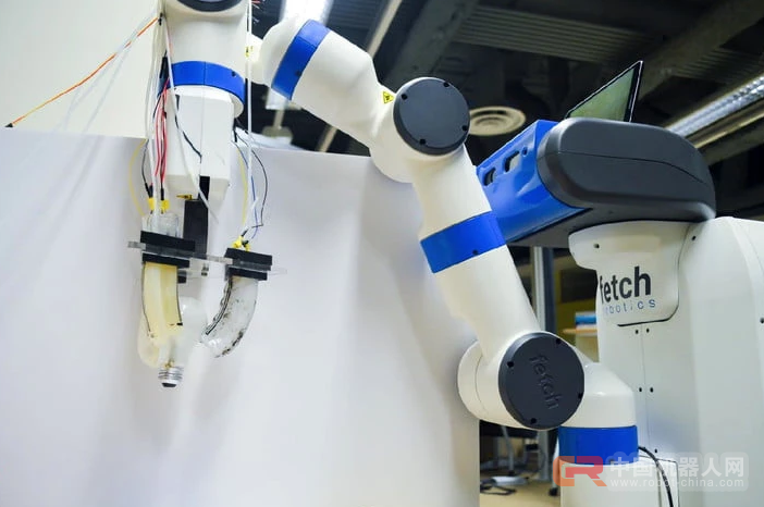 机器人的身段能有多软?这只机器人手可以拧灯泡,还能hold住一张纸
