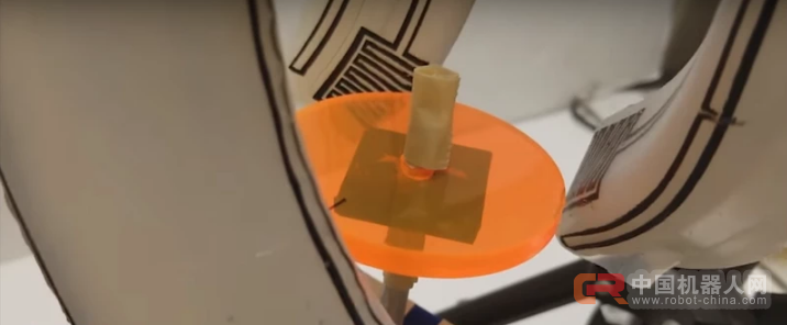 机器人的身段能有多软?这只机器人手可以拧灯泡,还能hold住一张纸