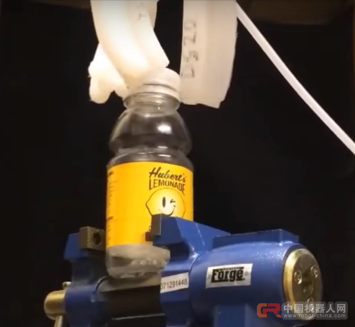 机器人的身段能有多软?这只机器人手可以拧灯泡,还能hold住一张纸