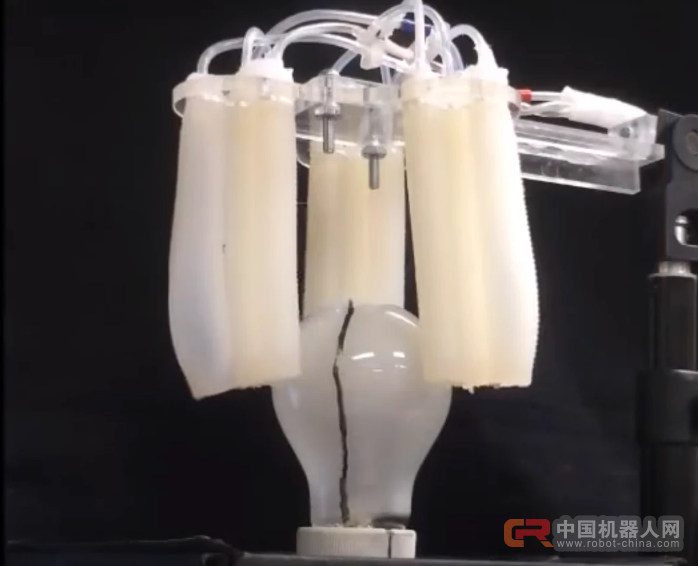 机器人的身段能有多软?这只机器人手可以拧灯泡,还能hold住一张纸
