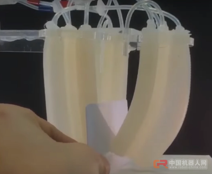 机器人的身段能有多软?这只机器人手可以拧灯泡,还能hold住一张纸