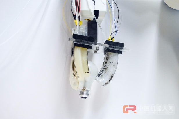 柔性机器人抓手可以“感觉”到物体的形状