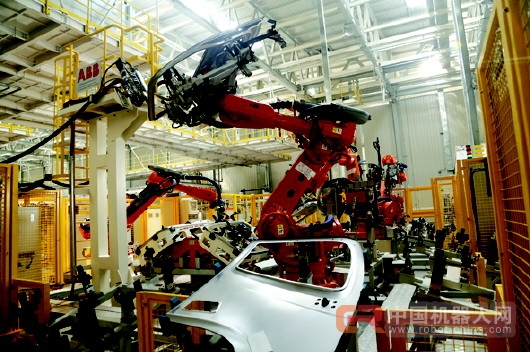 [铿锵脚步]机器人站到危险岗