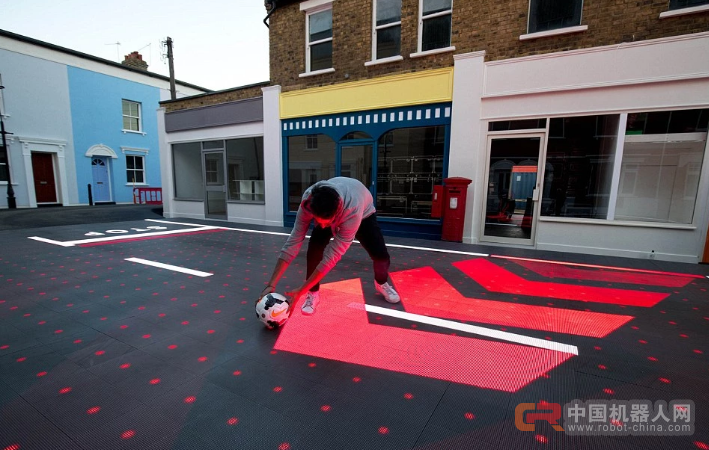 这个酷炫的智能交叉路口，可以把横穿马路的斑马线直接收起