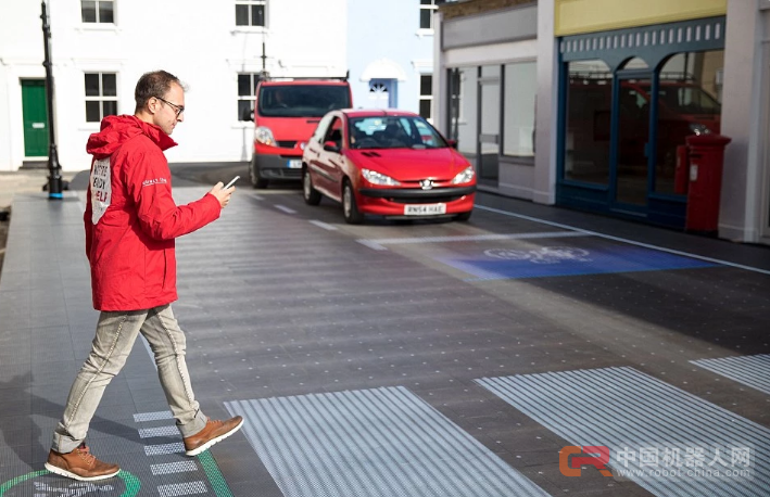 这个酷炫的智能交叉路口，可以把横穿马路的斑马线直接收起