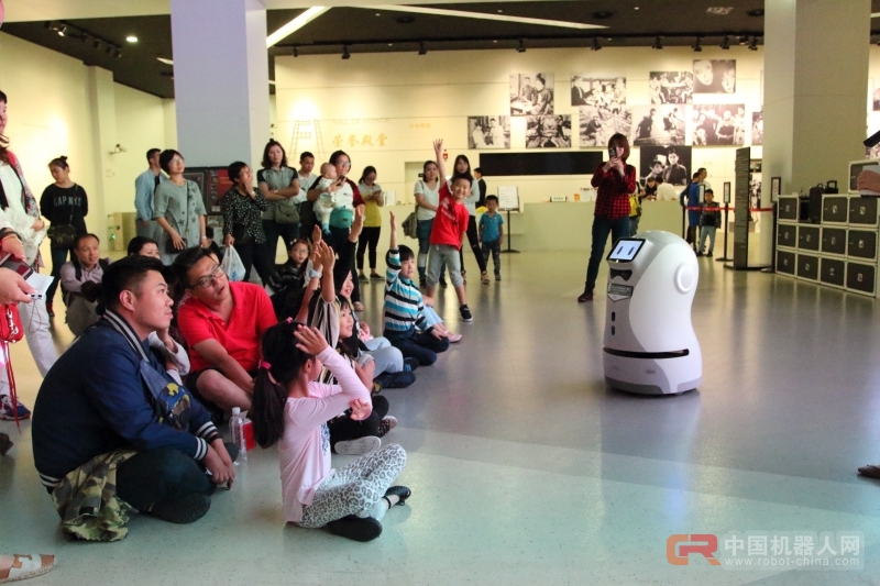 上海电影博物馆联合Yogo Robot探索展陈新方式 机器人自主移动导览首进文博领域 机器人&ldquo;影宝&rdquo;亮相上海电影博物馆夜场活动