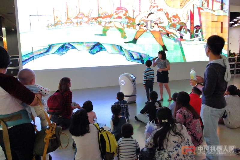 上海电影博物馆联合Yogo Robot探索展陈新方式 机器人自主移动导览首进文博领域 机器人&ldquo;影宝&rdquo;亮相上海电影博物馆夜场活动