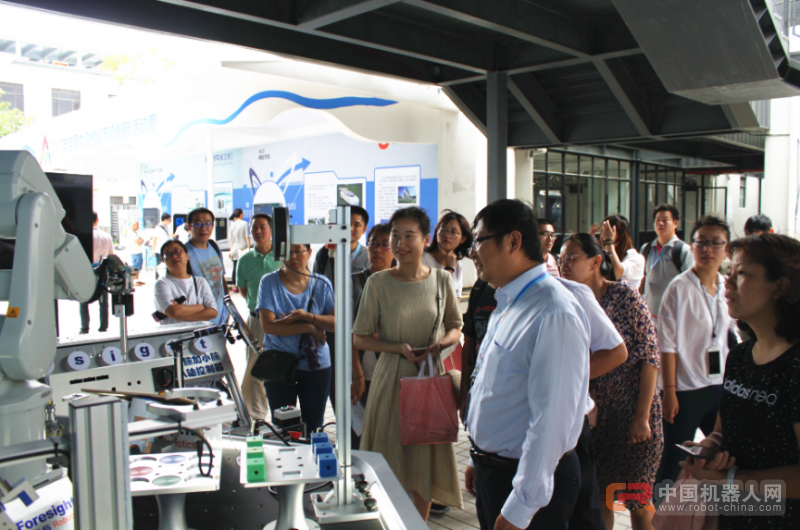 双创周主会场 机器人和人工智能成为关注焦点