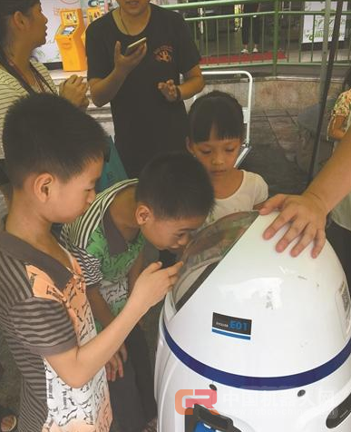 小区一年搞两次便民派对 这次请来机器人陪业主聊天