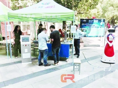 武汉：机器人专业启用机器人迎新