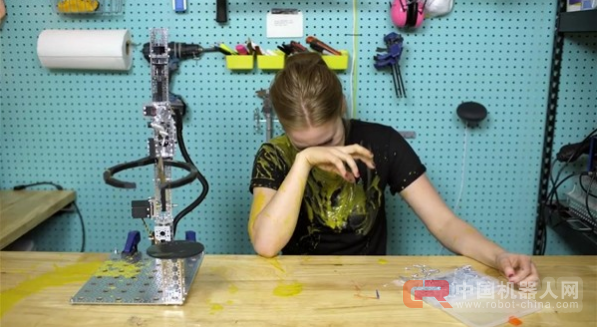 国外美女自制懒癌喂汤机器人：测试场面相当尴尬