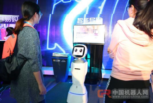 可以陪女友逛街购物的智能机器人诞生 男友们要担心了