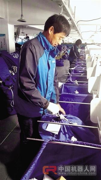 快递太多怎么办？机器人上阵分拣