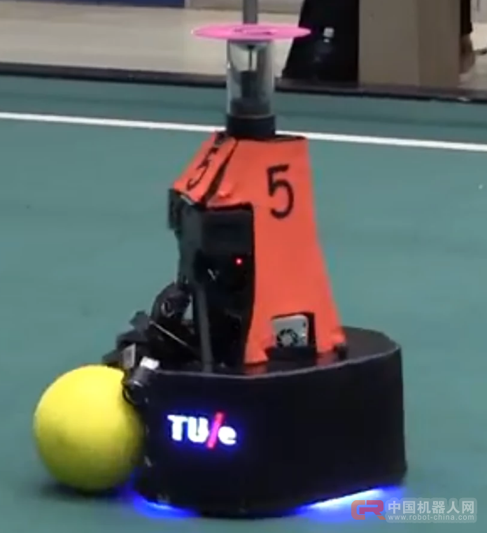 机器人会踢足球没什么稀罕的，关键是这支队伍能够自行组团踢