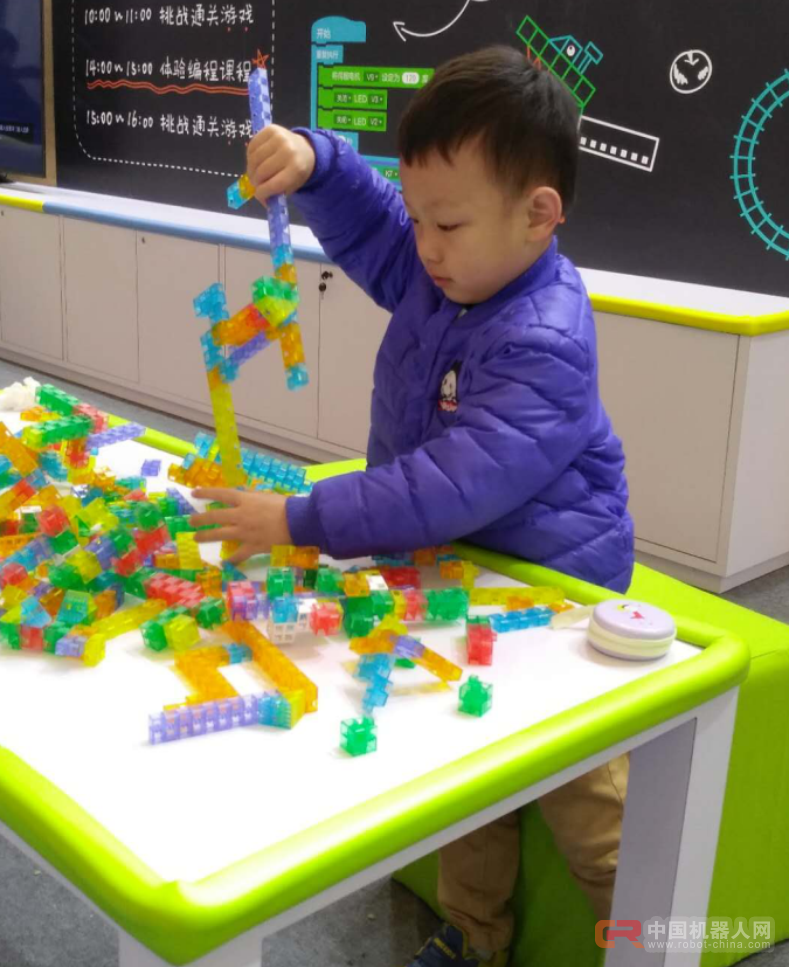 SR SHOW 2017 服务机器人展精彩不断，明日继续！