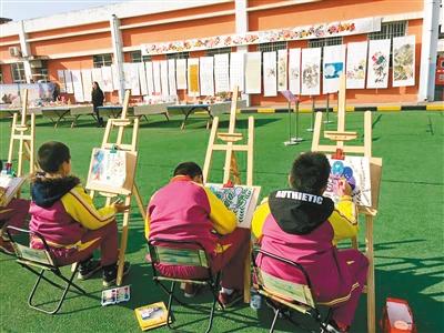 编程机器人 拼装滑翔机 村里娃玩得开心