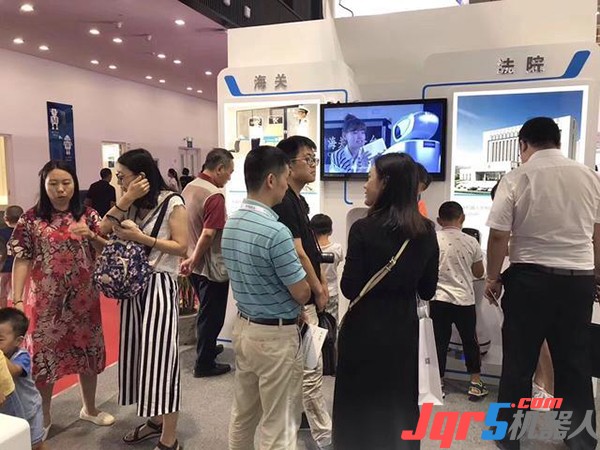 服务机器人与工业机器人，你选择谁？