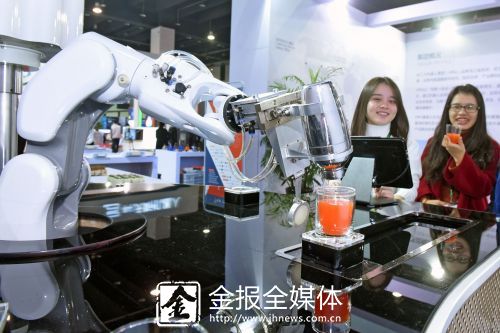 服务机器人采洽会：&ldquo;小而美&rdquo;唱主角